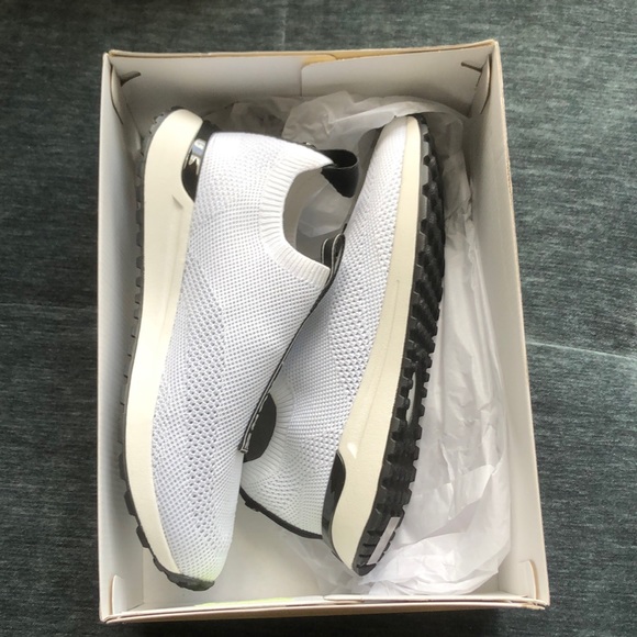 Women’s Michael Kors sneakers - Picture 3 of 10